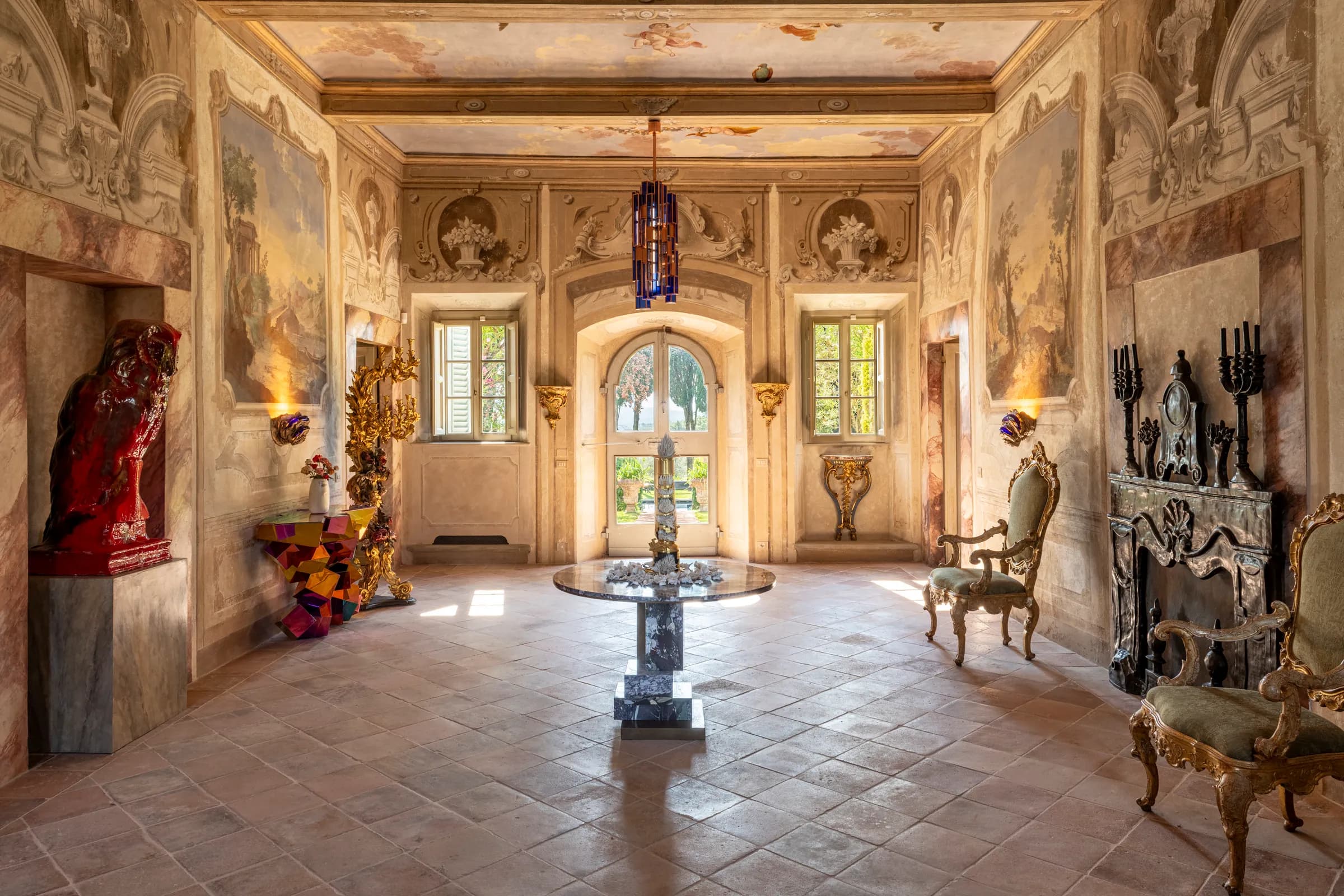 Salone affrescato della Villa con porta finestra ad arco