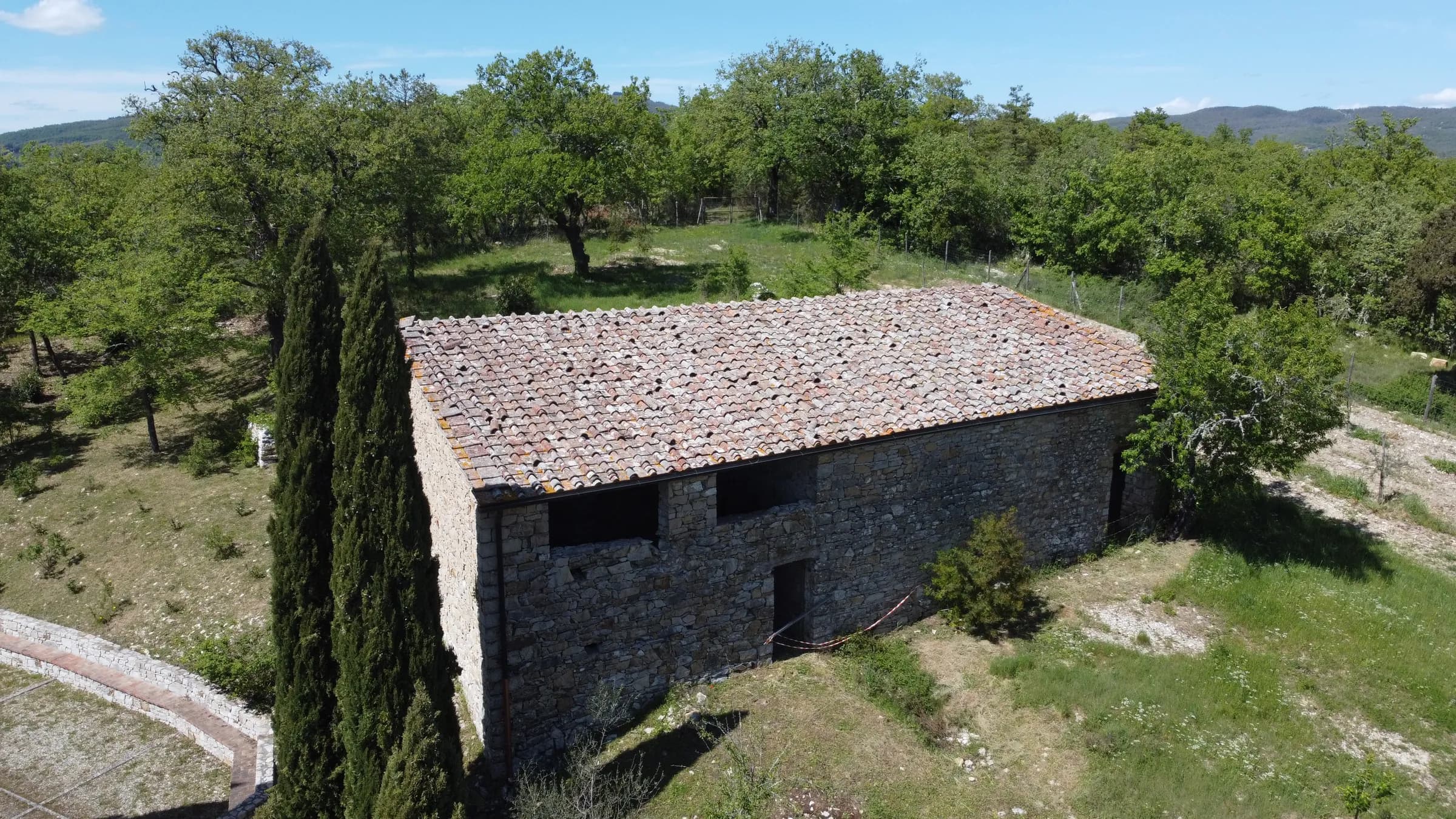 Il fabbricato agricolo in pietra prima dell'intervento, visto dall'alto