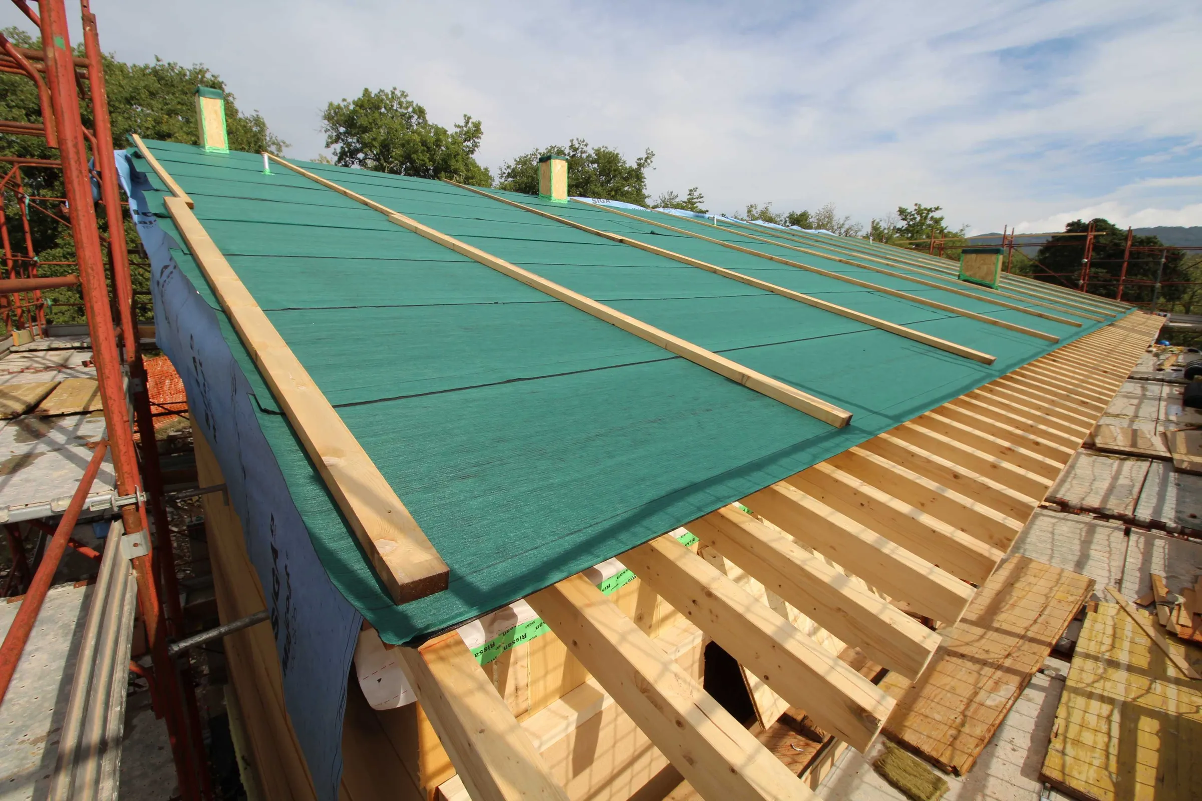 Copertura in legno con telo traspirante durante il cantiere