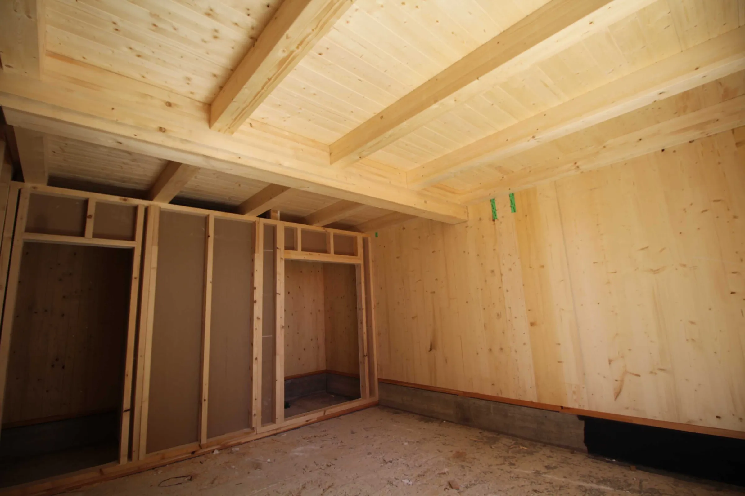Interno con pareti e solaio in pannelli di legno X-LAM durante il cantiere