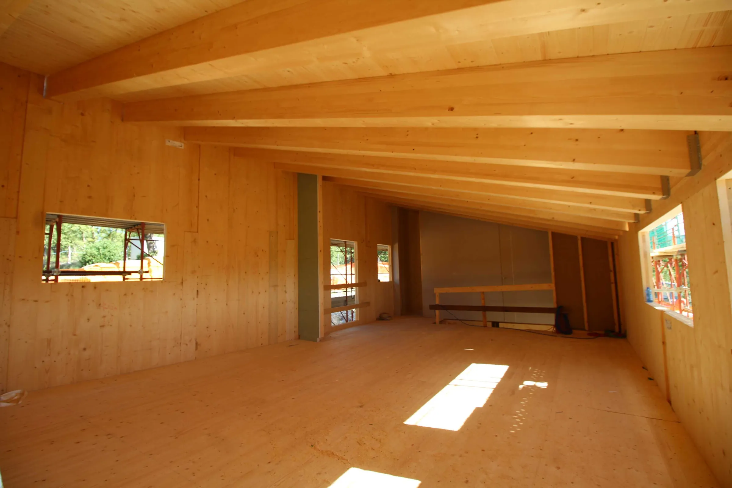 Ambiente interno in legno X-LAM con finestre sul paesaggio