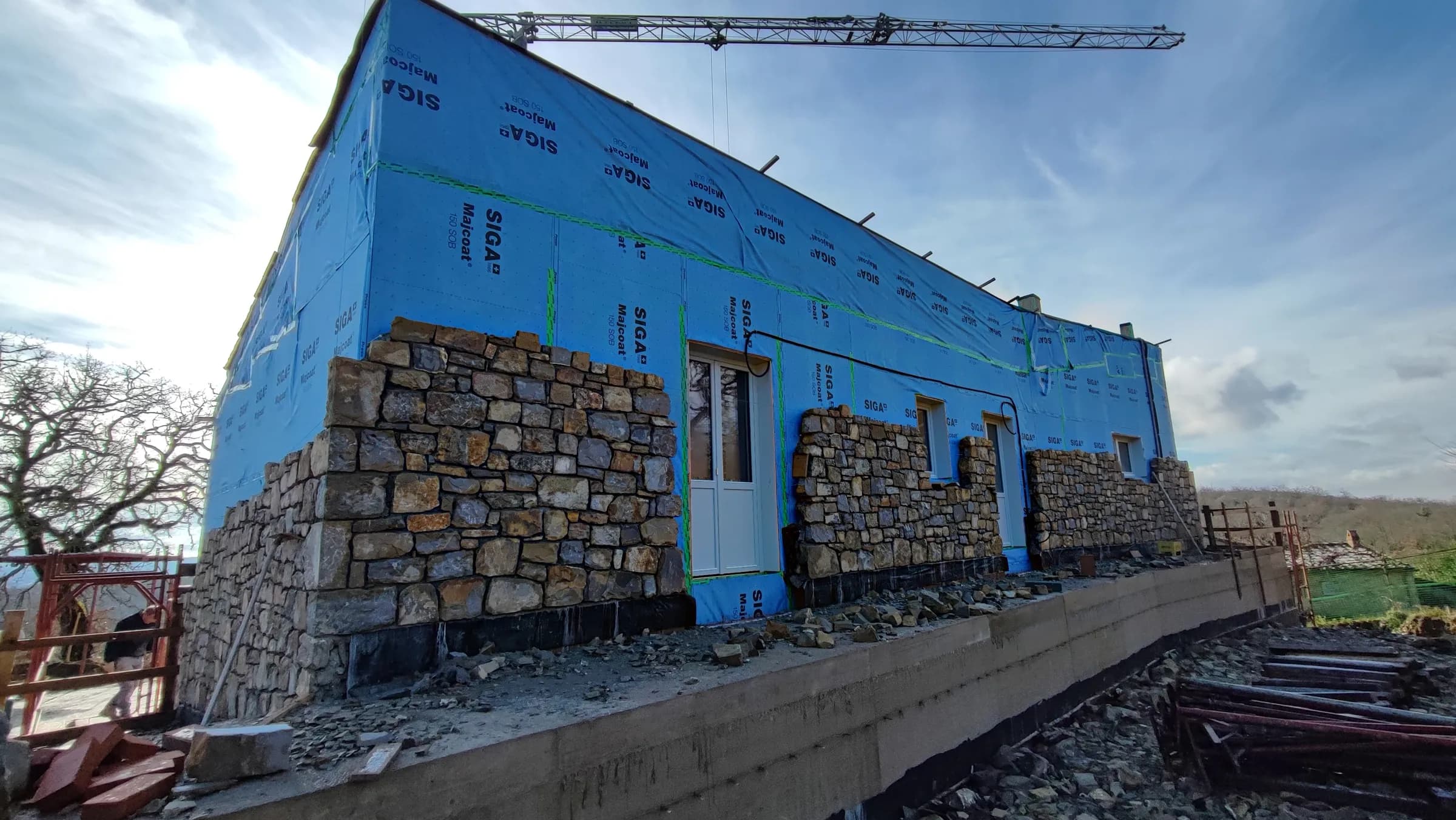 Struttura in X-LAM con membrana protettiva e primo rivestimento in pietra