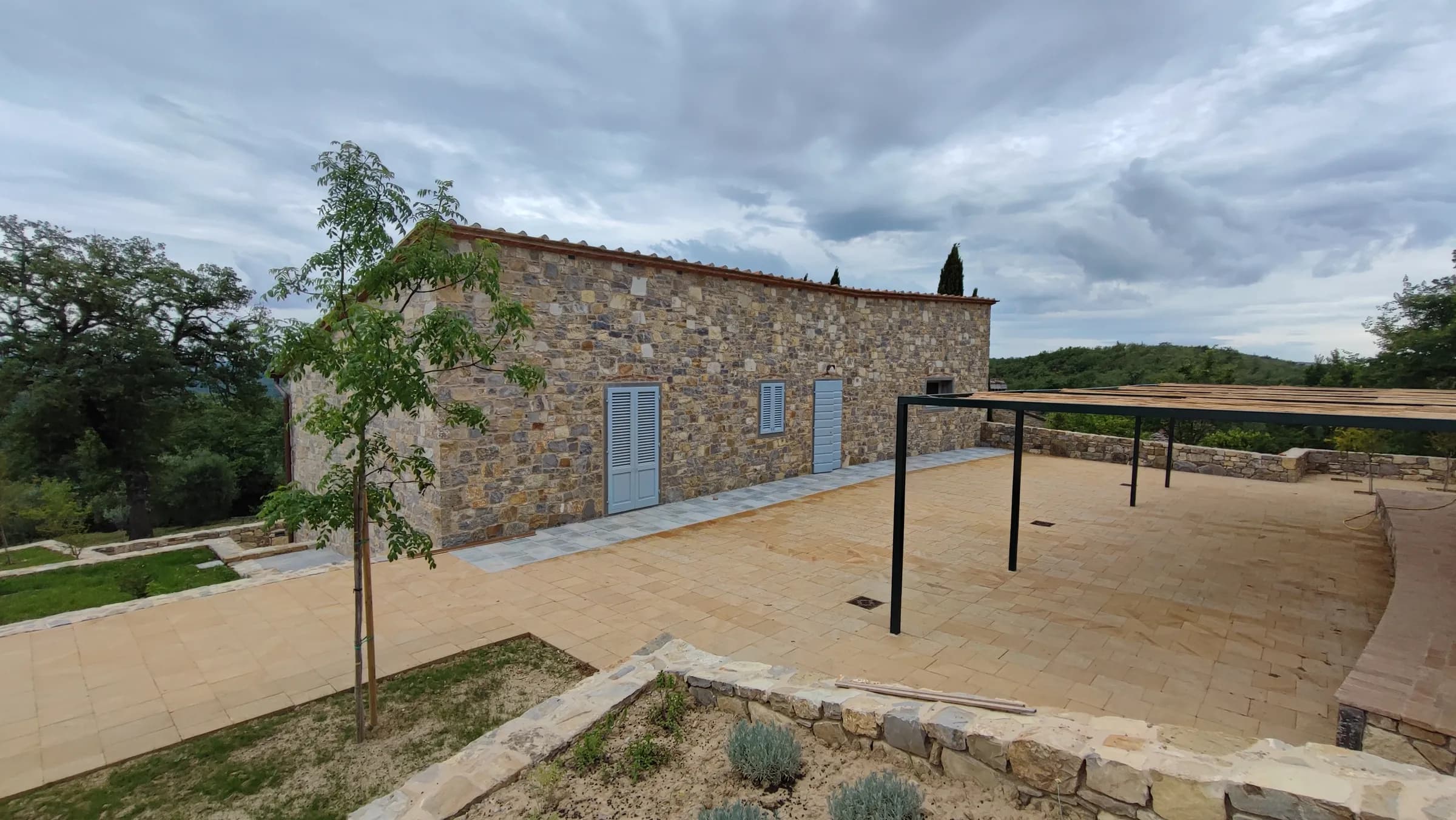 L'abitazione con la pergola e il terrazzo esterno