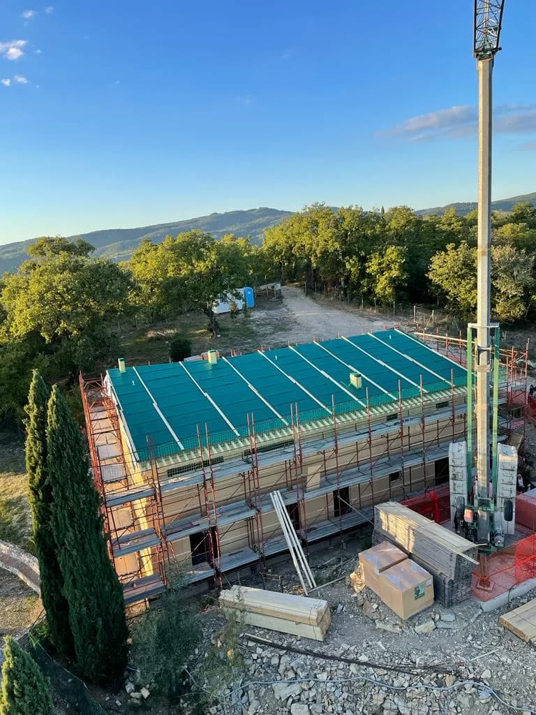 Il cantiere visto dall'alto, con la nuova copertura in posa