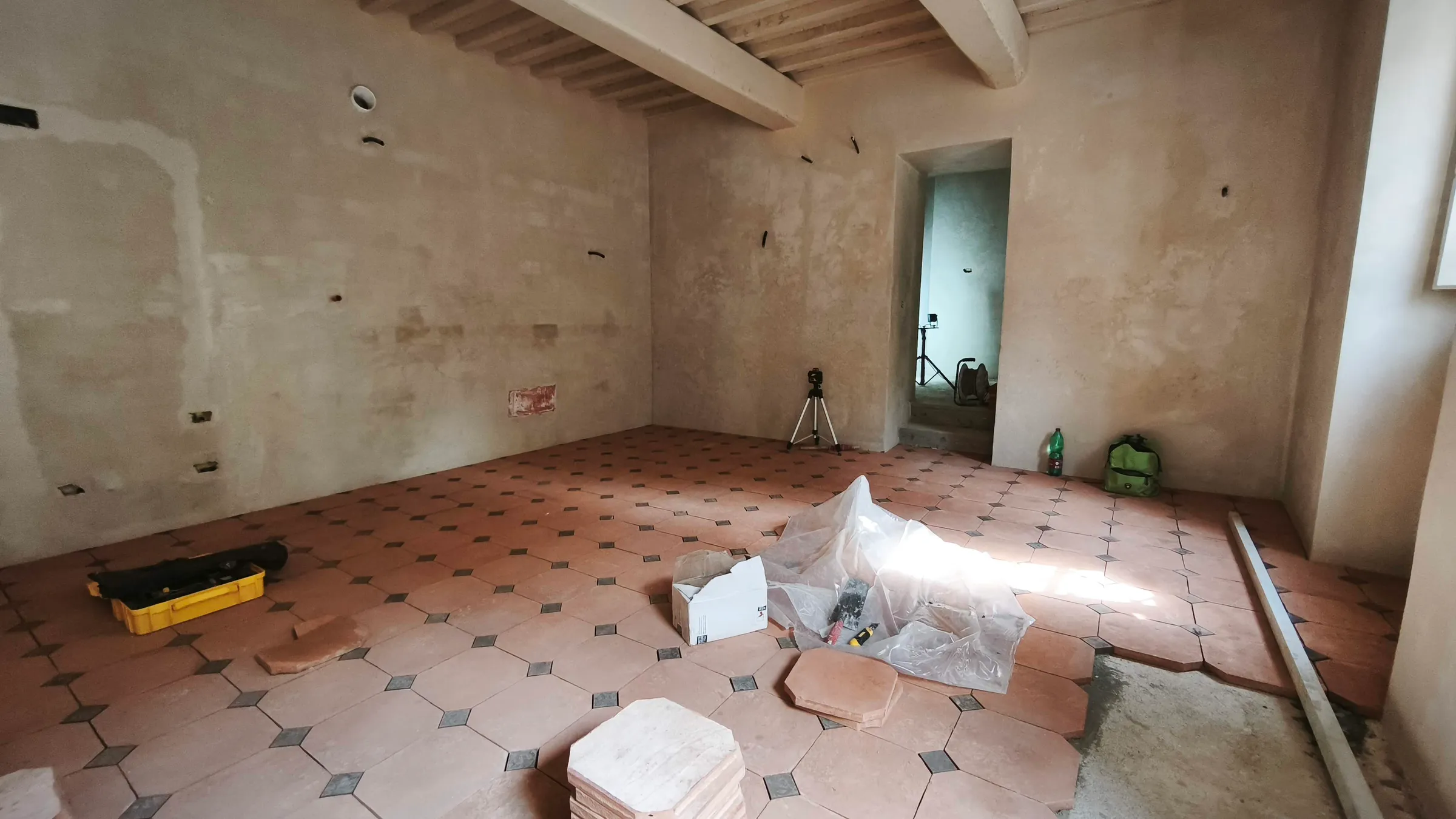 Stanza con pavimento in cotto durante il restauro