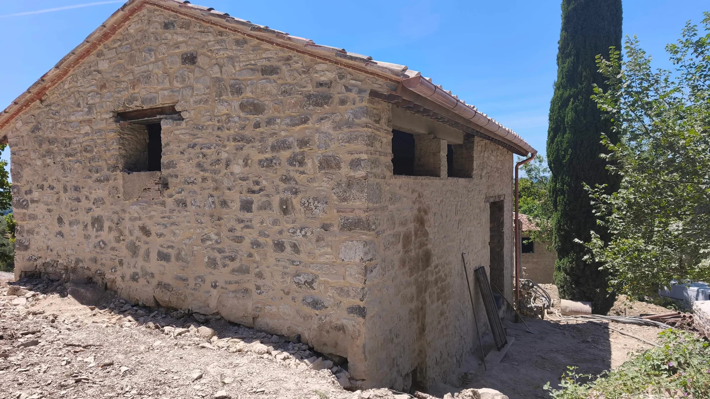 Fabbricato in pietra durante il restauro