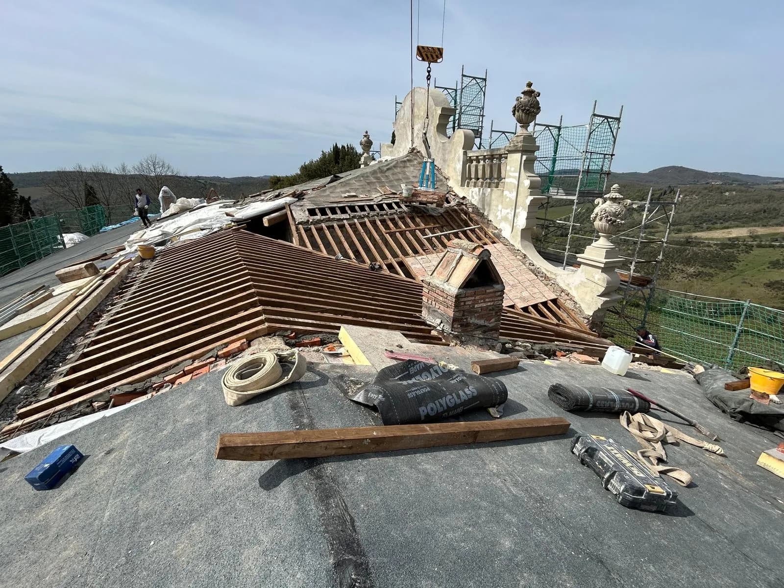 Copertura della Villa in rifacimento, con le statue del tetto sullo sfondo