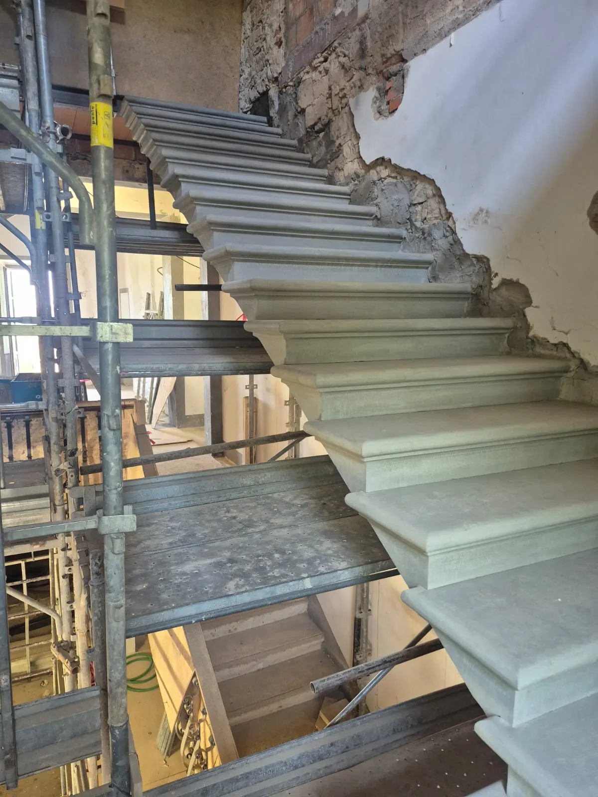 Scala in pietra in corso di restauro tra i ponteggi