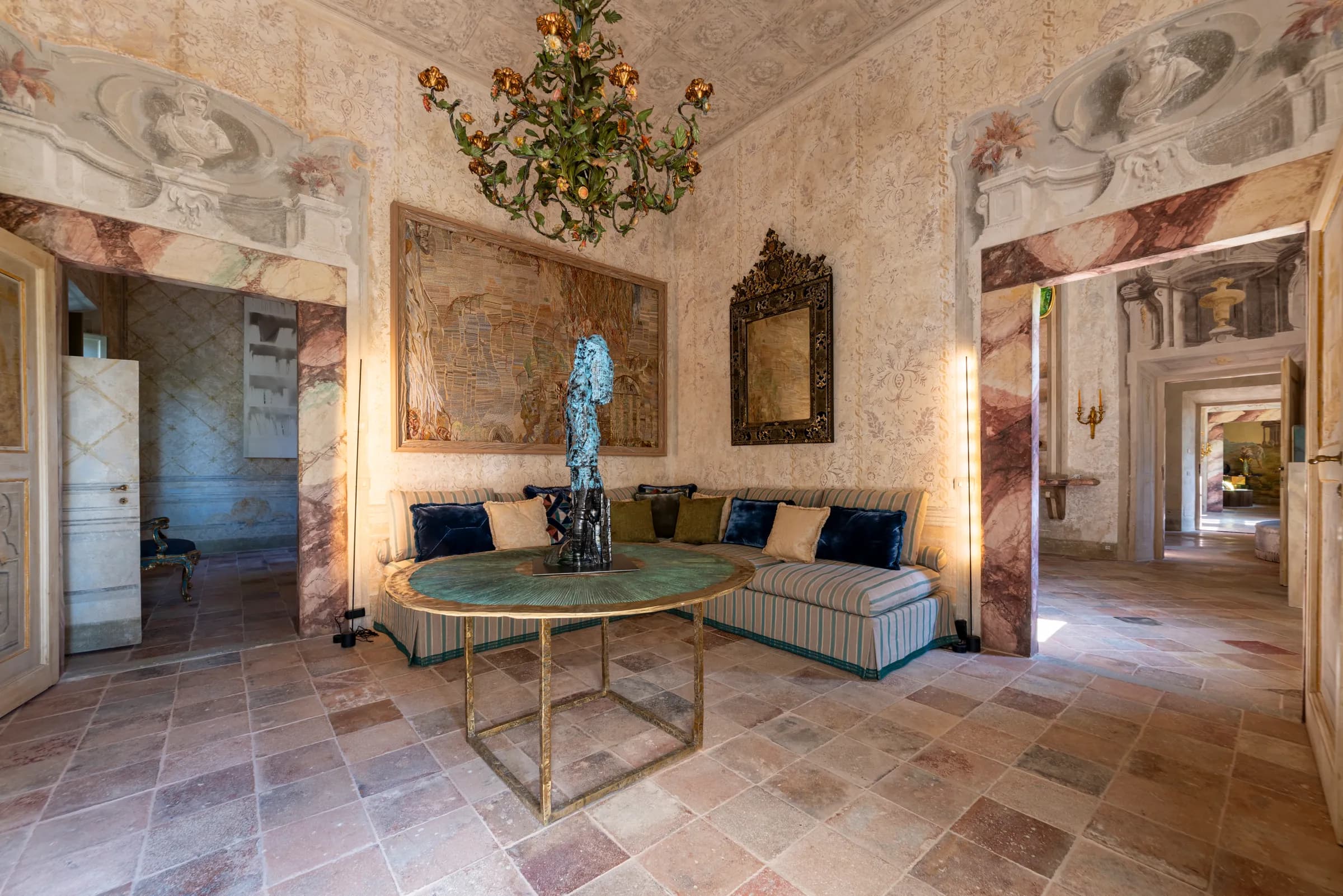 Sala affrescata della Villa con pavimento in cotto