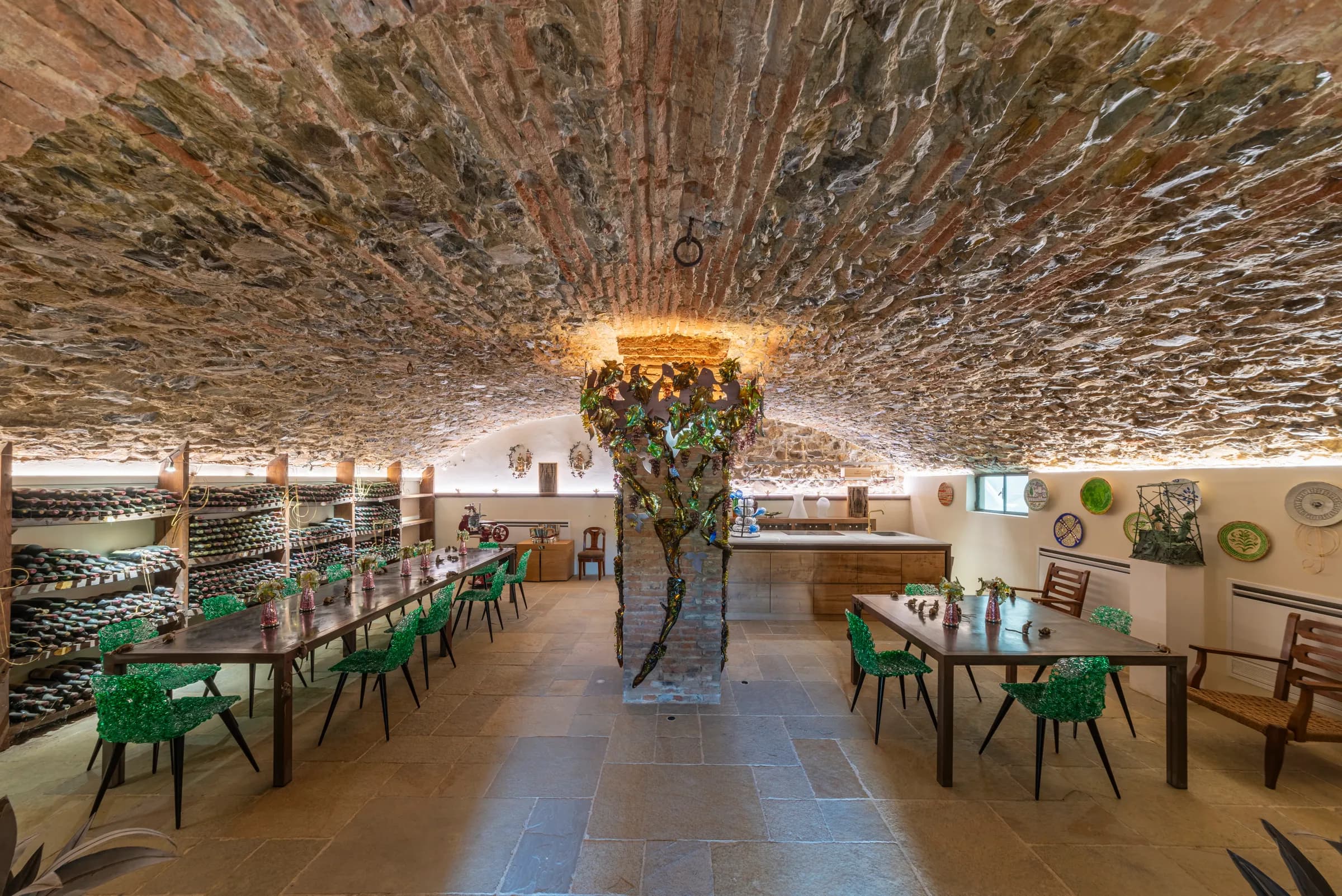 Sala degustazione nella cantina con volta in mattoni