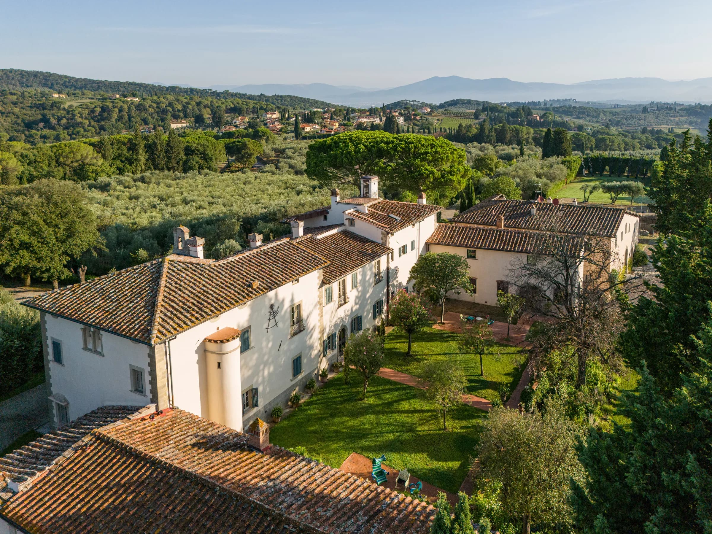 Il complesso di Palazzo al Bosco visto dall'alto, tra giardini e colline